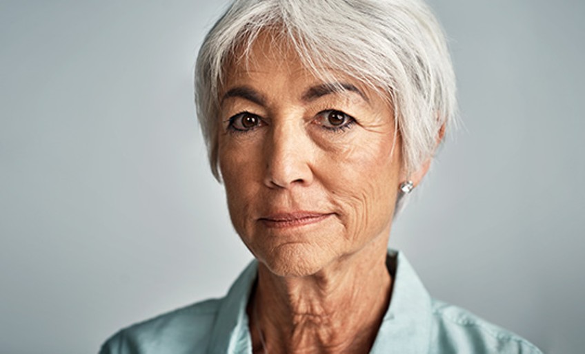 Ratgeber Altersvorsorge - ältere Frau schaut in die Kamera